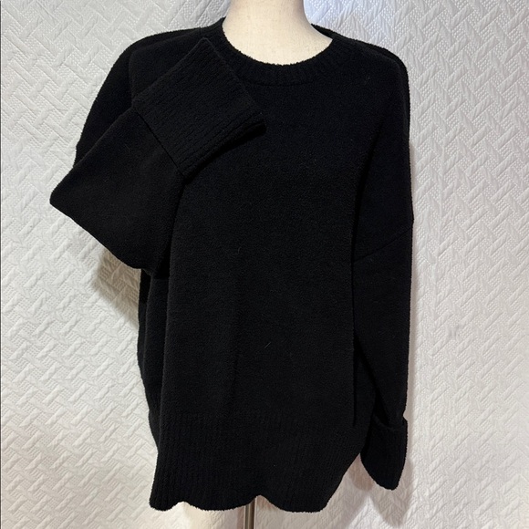 Sweaters - Elegant Black Crewneck Sweater for Women with Cuffed sleeves super cozy